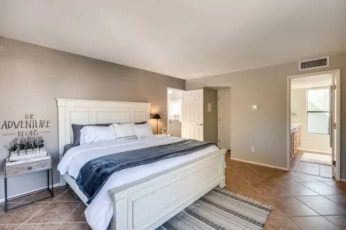 Wake up to Majestic Mountain Views in a Vaulted 2Br 2 Bath Cozy Getaway!