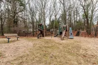 Lake MI Nest- perfect for group trips with access to Lake MI & private hot tub!