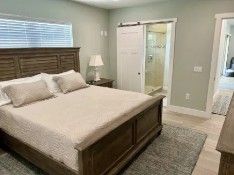 New waterfront, oceanview, 3 king bedrooms, w/full baths + 1/2 bath w/pool, dock