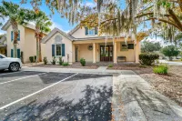 Cottage Living is the life for me!  Sleeps 8! Publix Super Market at Buckwalter Place附近的飯店