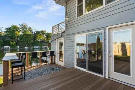 Three steps away from the water on beautiful Okauchee Lake! Отели в г. Окоши Лейк