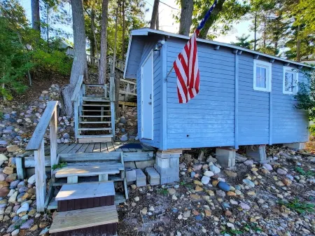 Hot tub with Spacious 5-bedroom house in Wautoma on Silver Lake