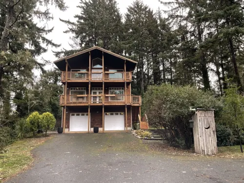 private hot tub, fun game room, cozy beach house
