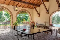 Independent villa with swimming pool and garden immersed in the Tuscan hills