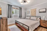 Steps to 2nd Street Dining and Shopping, Entire House In Belmont Shore