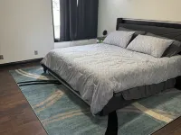 Spacious 5-bedroom house in beautiful Carter Lake with fitness room, WiFi Hotels in Carter Lake