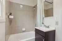 Stylish Flat with Free Parking in Downtown Albany 타겟 주변 호텔