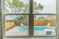 6 BR/6 Ba w/ Pool & Hot Tub, ample Parking, close to Beach & Downtown!