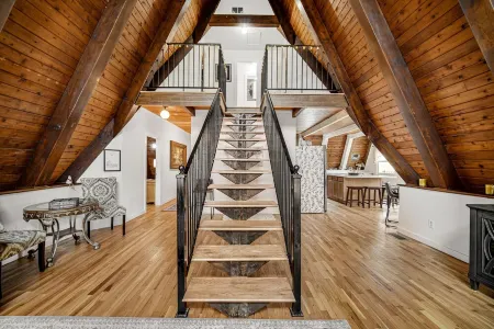 6bedroom 3 bath amazing home, near lake max