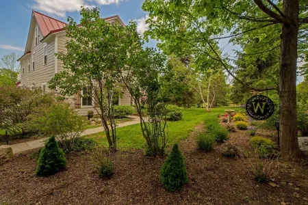 Fabulous cozy farmhouse on a Hudson Valley mountaintop Отели в г. Ваварзинг