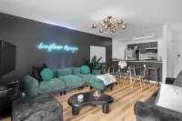 2-BR 1.5 blocks from beach w Pool!