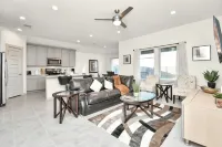 Exquisite 3 bedroom house located in a very quiet area of Katy .