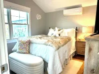 Charming cottage overlooking the bay in Padanaram Village. Hotel a Dartmouth