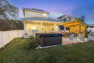 Coastal Beach Home; Steps to Beach Walk/New 10 Person Spa & Tiki Bar