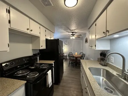 Piney Woods 8 - King Bed Отели в г. Тексаркана