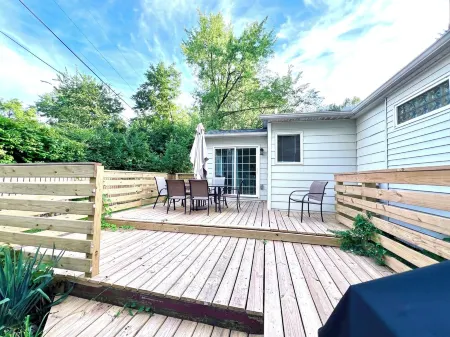 Adorable Comfy 4Bd3Ba Cottage Walk to Purdue with Game Arcade + Ping Pong Table! Отели рядом с достопримечательностью «Университет Пердью в Департмент оф Фисикс энд Астрономи»