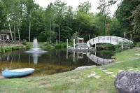 River Ellis Chalet: Cozy Chalet w private Jacuzzi & access to Swimming Pool Hotels in Bartlett