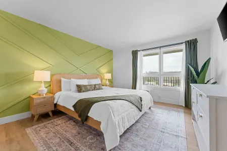 Downtown Happy Hideout Condo Отели рядом с достопримечательностью «The SKY Deck at Parakeet Pete's Waterfront Zipline»