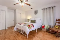 The Farmhouse - 15min from Waco Hotels near Lake Shore Baptist Church