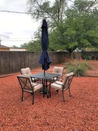 Perfect family friendly home in Nob Hill Отели рядом с достопримечательностью «Silver Family Geology Museum»