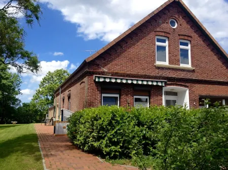 Haus im Seewind III, 70sqm - Country house with large garden, near Friesenstrand Отели в г. Тоссенс