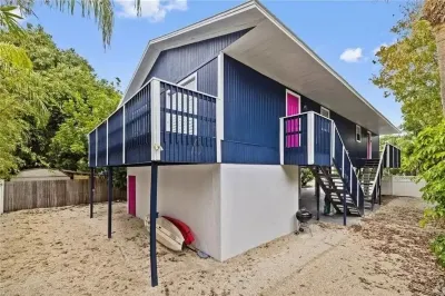 Luxury Beach House, 1 Block from beach!