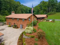 Peaceful 8 Bedroom 5 Bath w/patio bar-grill and swimming pond
