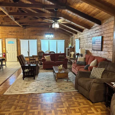 Spacious Log Cabin at Lake Guntersville