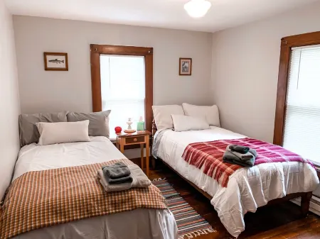 1920’s charm. In-town retreat. Great for fly fishermen!! Pet Friendly