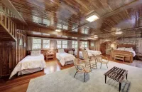 Amazing Private Riverfront! Rope swing, floating and concrete Dock! Sleeps 10!