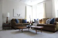 Crisp 2 bedroom upstairs apartment in historic duplex