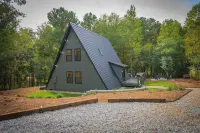 A-Frame Modern Minimalist Dream: 3-bed, 2bath; Hot Tub & Cold Plunge Hotel dekat Lake Lanier Islands