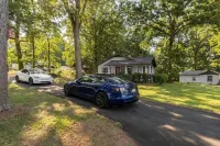 Modern Bungalow near River, CLT & Belmont Abbey