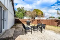 NEW! Gorgeous recently remodeled 4-bedroom spacious home with a Heated Pool . Hotel in zona Università del Texas a Dallas