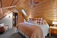 Chic Cabin with Fireplace at Stratton Mountain