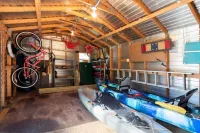 Withlacoochee River House on the main channel w/ kayaks, bikes, canoes