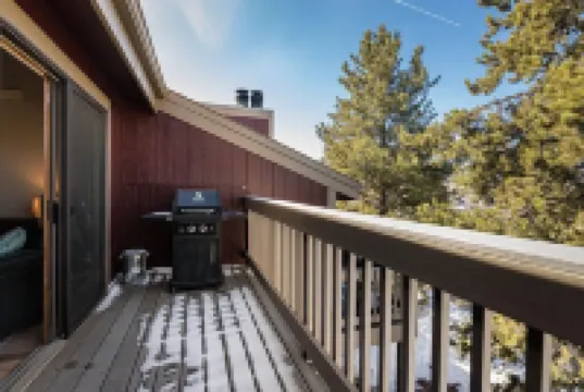 Dog-friendly condo close to Winter Park shuttle with pool, hot tub, tennis, gym