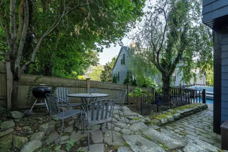 NEW 2BR Historic Marblehead Home+Minutes to Beach Отели в г. Марблхед