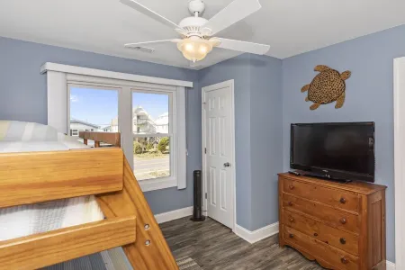 Spacious Home w/Ocean Views at Quiet end of Island