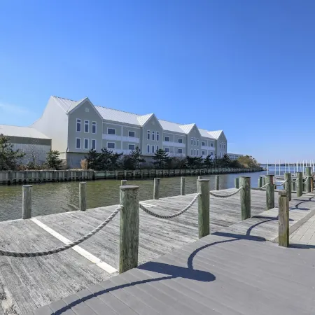 Sunset Island Beach House w/3 Large Decks,  75'' TV, quick walk to amenities