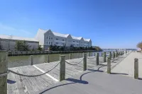 Sunset Island Beach House w/3 Large Decks,  75'' TV, quick walk to amenities