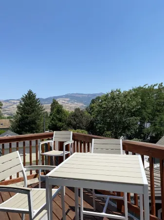 New Downtown 3 Bedroom Upstairs Flat with views