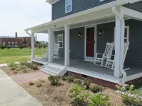 American Four-Square completely renovated, easy walk to the beach! 北安普敦縣酒店