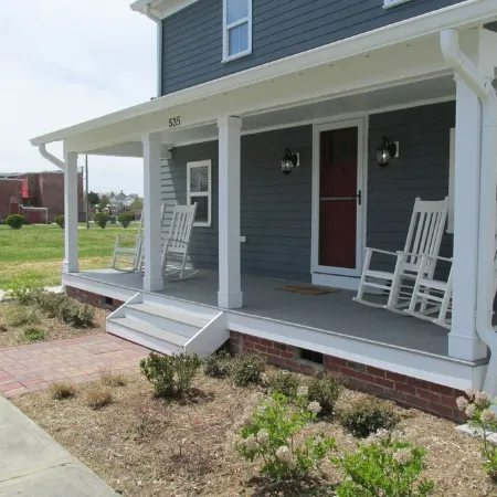 American Four-Square completely renovated, easy walk to the beach!