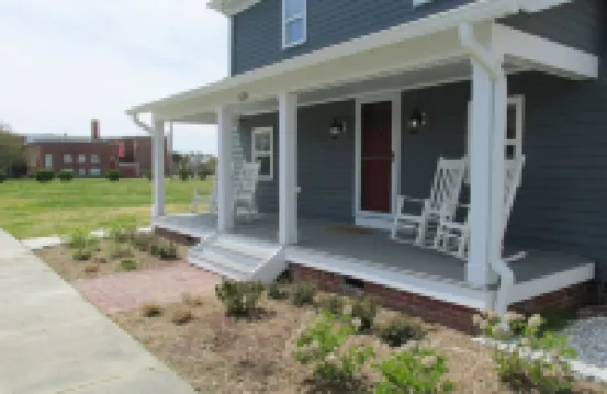 American Four-Square completely renovated, easy walk to the beach!