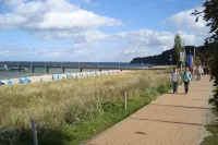 Close to the beach and with sea views, apartment in a quiet, central location فنادق في Gohren