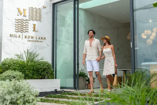 ห้องดีลักซ์ พร้อมทางลงสระว่ายน้ำ