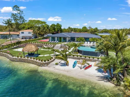 Lakefront Luxury Retreat – 7BR Paradise Escape Отели рядом с достопримечательностью «Парк Тропикал»