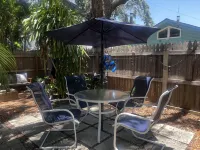 Very tropical, private and peaceful, short walk to everything happening downtown