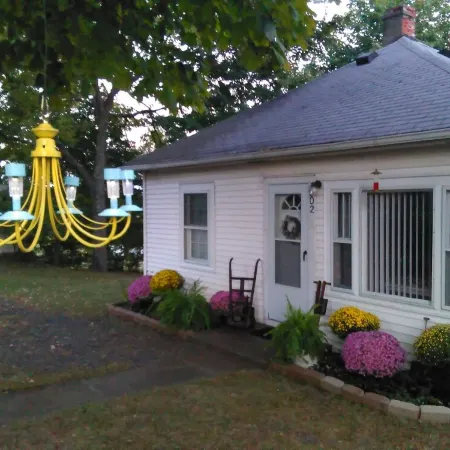 Little White Cottage-Country Setting In Town Just 5 minutes to The Ark Encounter